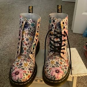 Floral Air Wizard Dr Martins size 10(US)